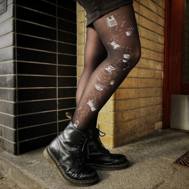 Malý teaser na víkend! První novinkou jsou punčošky pro všechny kávomilky ☕️❤️ K dostání 1.-2.11. na @dyzajnmarket … a pak...